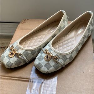 LOUIS VUITTON FLATS